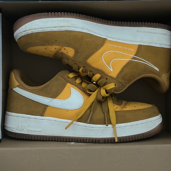 Nike Shoes - Air Force 1 University Gold Gum